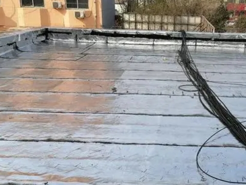 顺平卫生间漏水维修公司分享下顺平屋面楼顶防水刚性防水层施工要点。